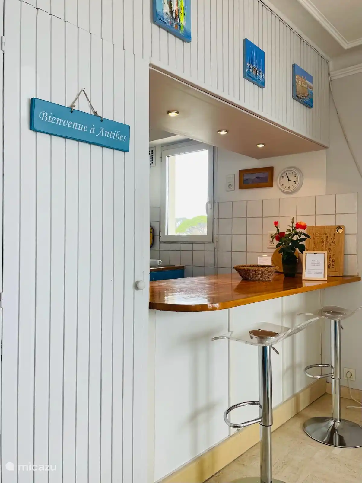 Kitchen with 2 bar stools