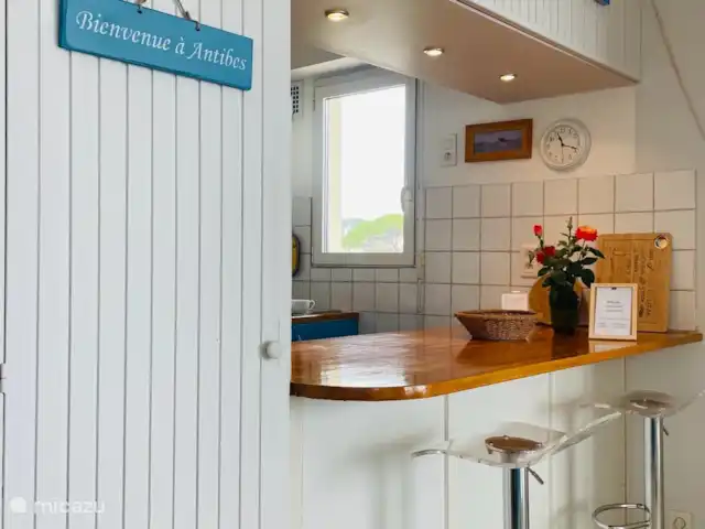Appartement de luxe avec vue sur la mer | France, Côte d'Azur, Antibes - appartement Cuisine avec 2 tabourets de bar