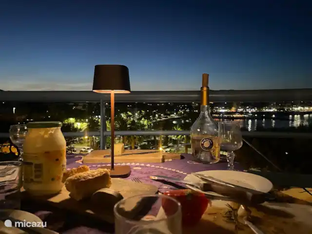 Appartement de luxe avec vue sur la mer | France, Côte d'Azur, Antibes - appartement dans les lampes solaires du soir