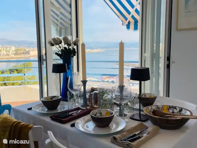 Appartement de luxe avec vue sur la mer | France, Côte d'Azur, Antibes - appartement table à manger avec 3 portes-fenêtres donnant sur le toit-terrasse environnant avec vue sur la mer et la vieille ville d’Antibes.