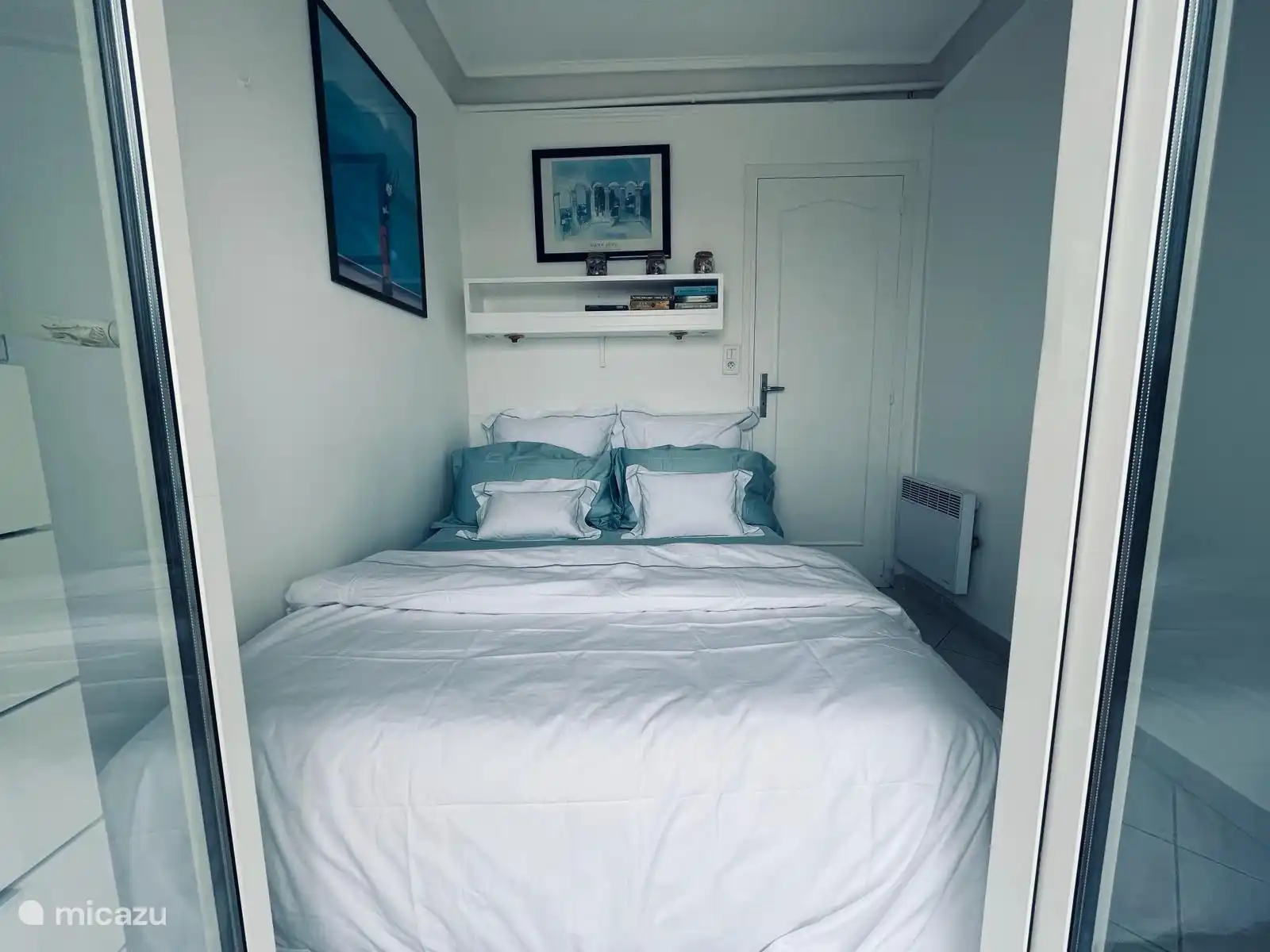 bedroom with bed 1.40 x 2.00 m with patio door to roof terrace and with air conditioning.