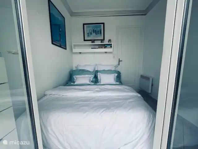 Appartement de luxe avec vue sur la mer | France, Côte d'Azur, Antibes - appartement Chambre avec lit 1,40 x 2,00 m avec porte-fenêtre donnant sur le toit-terrasse et avec climatisation.