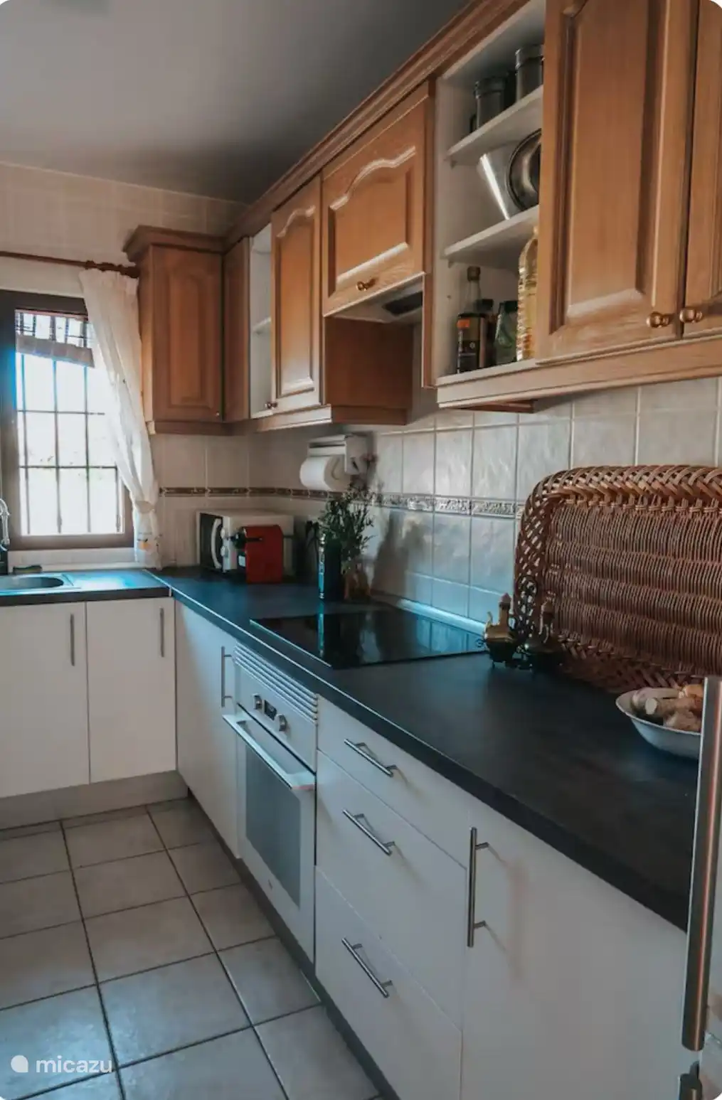 Offene Küche, die mit dem Wohnzimmer verbunden ist.