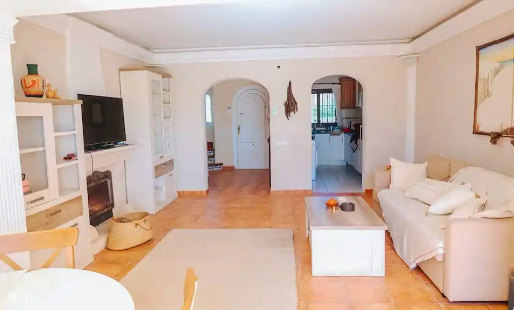 Wohnzimmer verbunden mit Küche und Eingangshalle