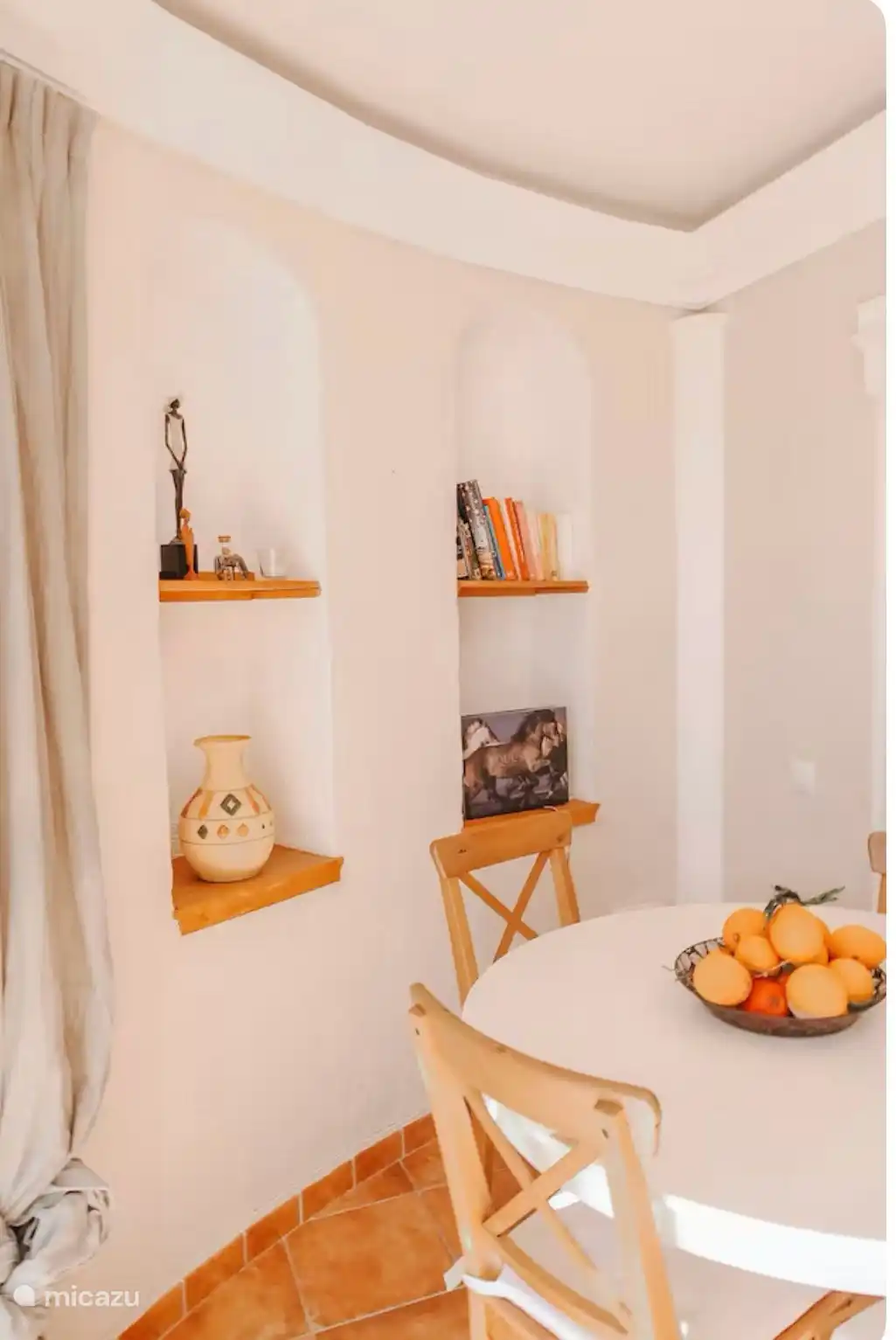 Essbereich verbunden mit Wohnzimmer und Küche.