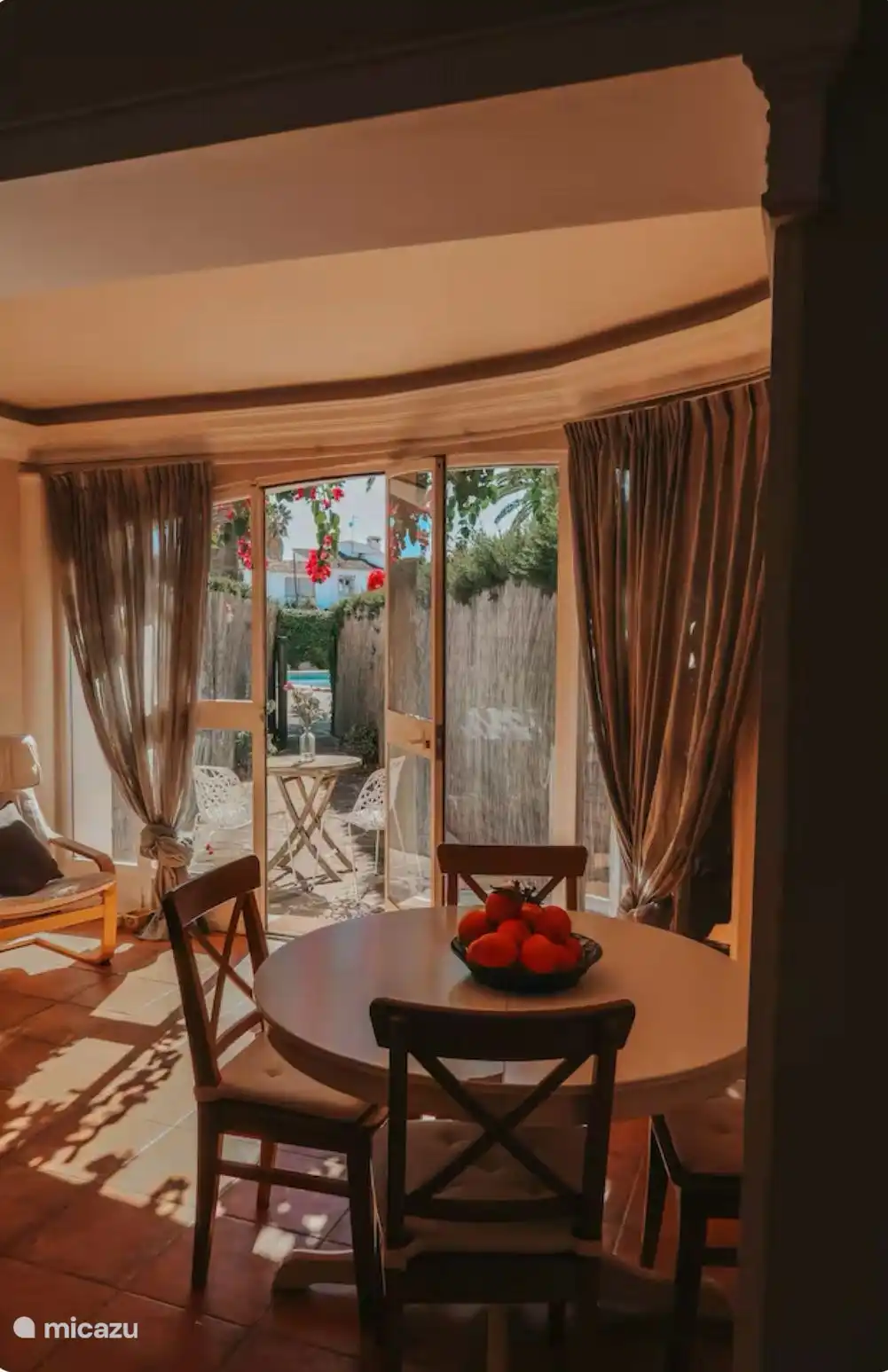 Wohnzimmer mit Blick auf die Terrasse