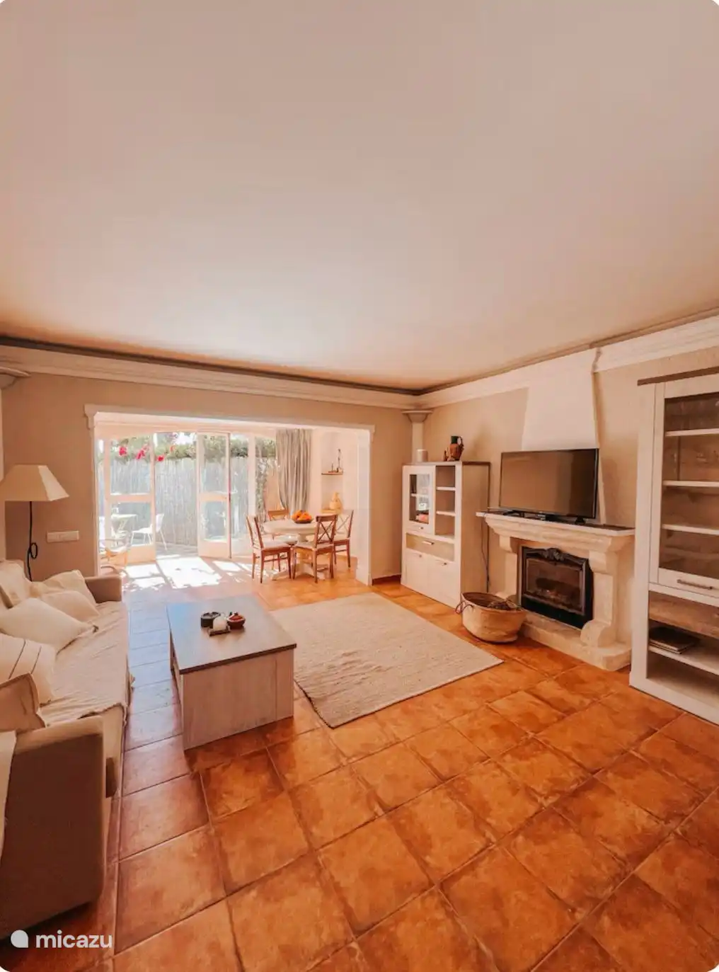 Blick auf das Wohnzimmer von der offenen Küche