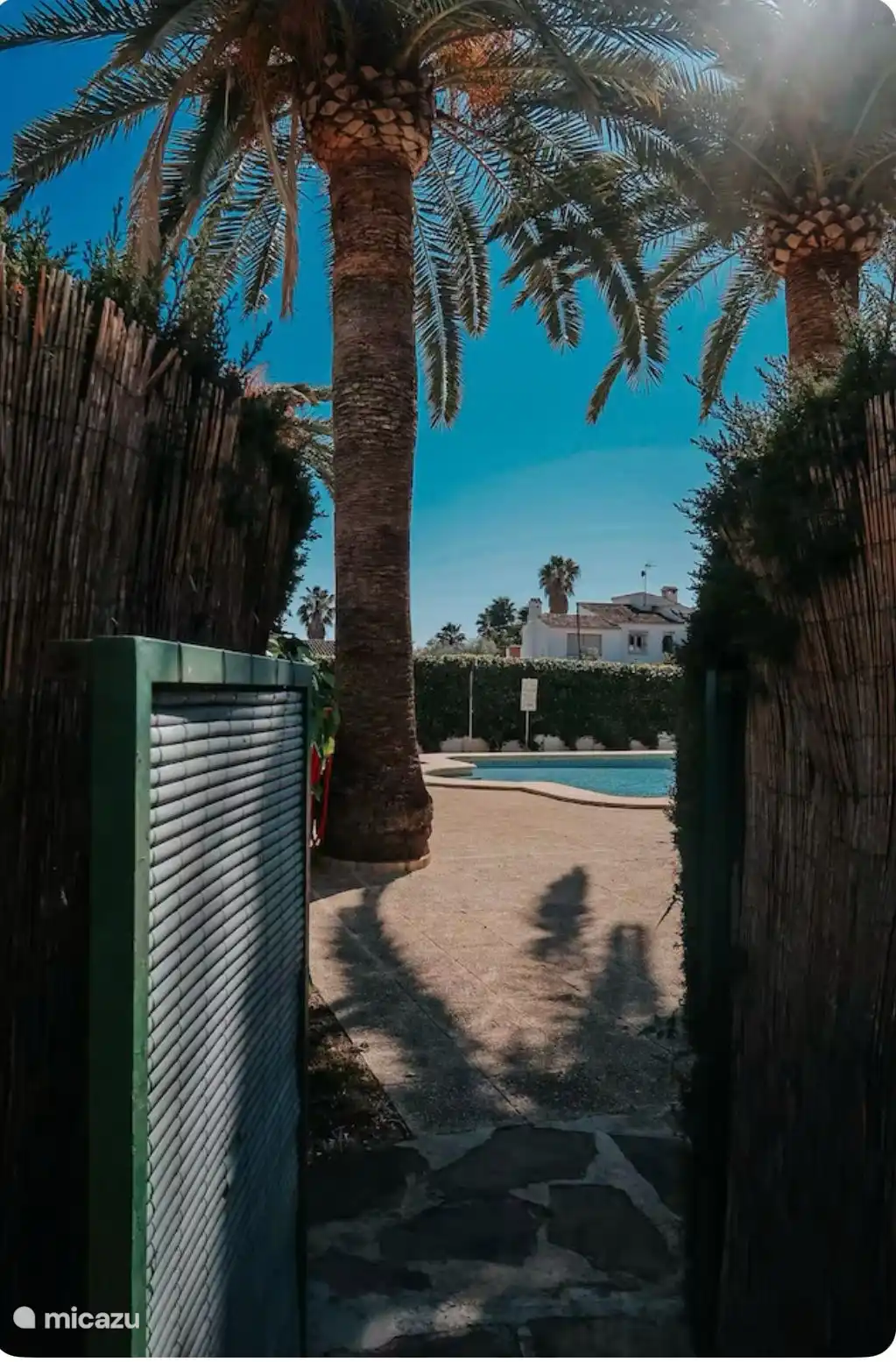 Eingang zum Pool, von der Terrasse aus gesehen. 