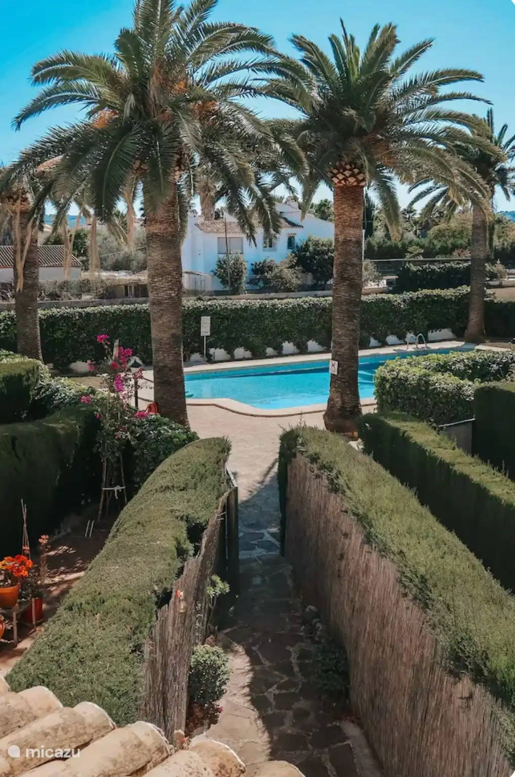 Blick auf den Pool von der Terrasse des Hauptschlafzimmers