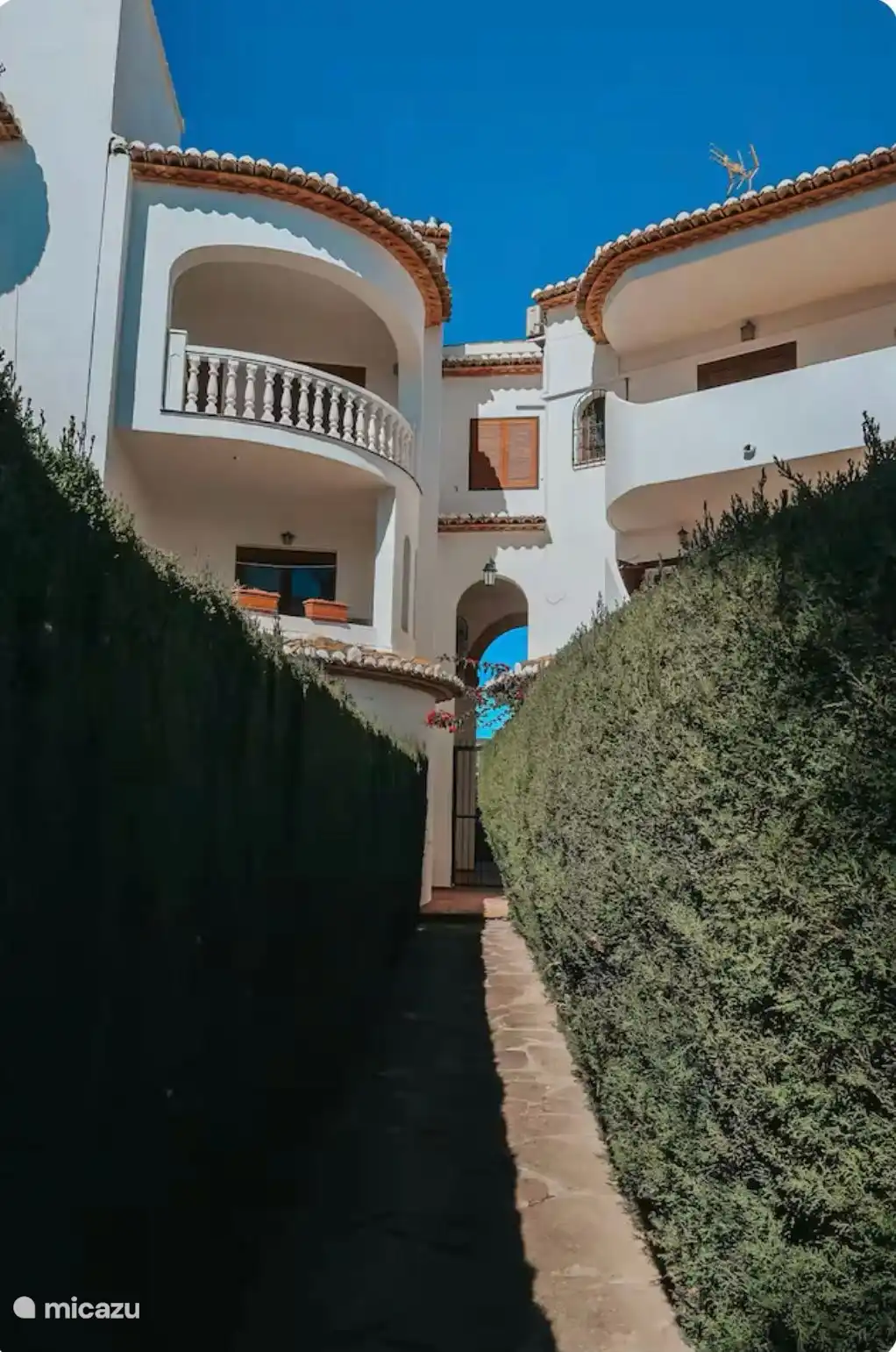 Die Terrasse auf der rechten Seite ist Teil des Hauses und für Passanten nicht sichtbar