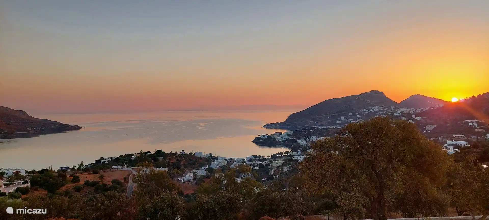 The sunrise can be seen from the house but also from the terrace. The colors, the atmosphere. Wow. 