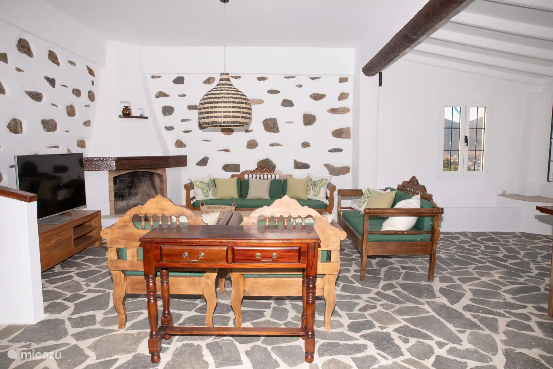 Grote woonkamer met traditionele inrichten en spectaculaire uitzicht. TV aanwezig 