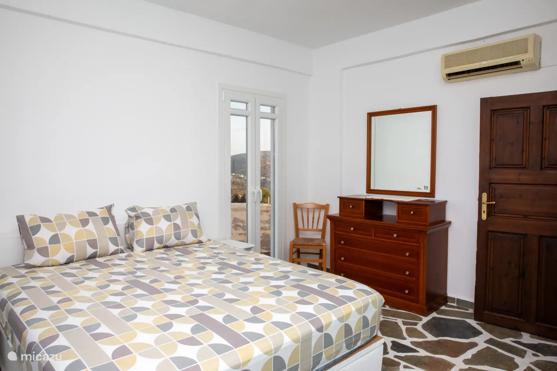 Slaapkamer, met 2 persoons bed, kastenwand, en prachtig uitzicht