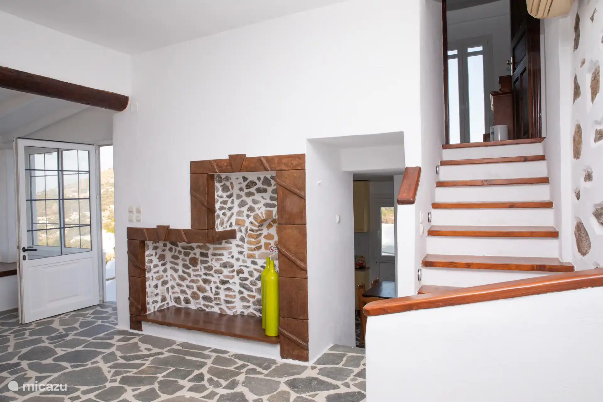 Deze trap in de woonkamer gaat naar de slaapkamer. De doorgang tussen de trap en de nis komt uit in de keuken 