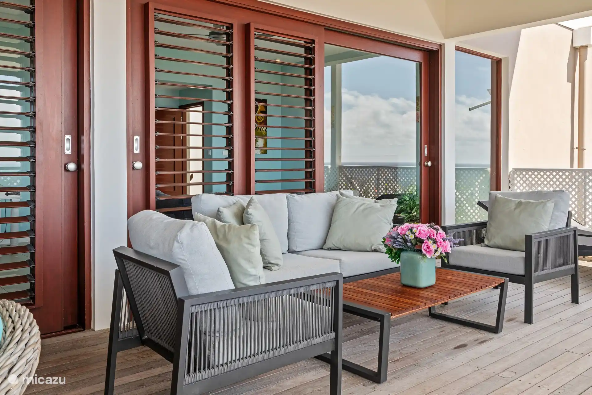 Komfortables Lounge-Set auf der Terrasse