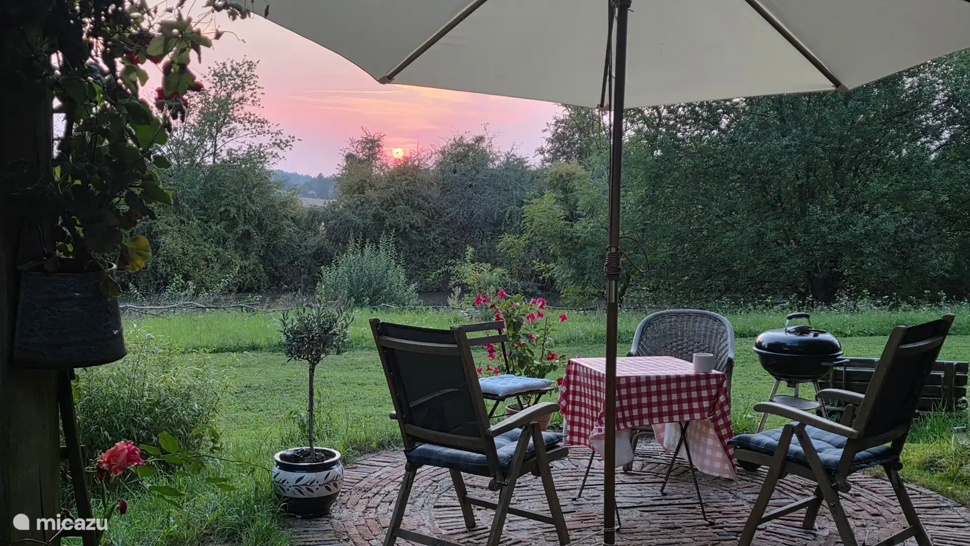 Het terras met uitzicht en barbecue