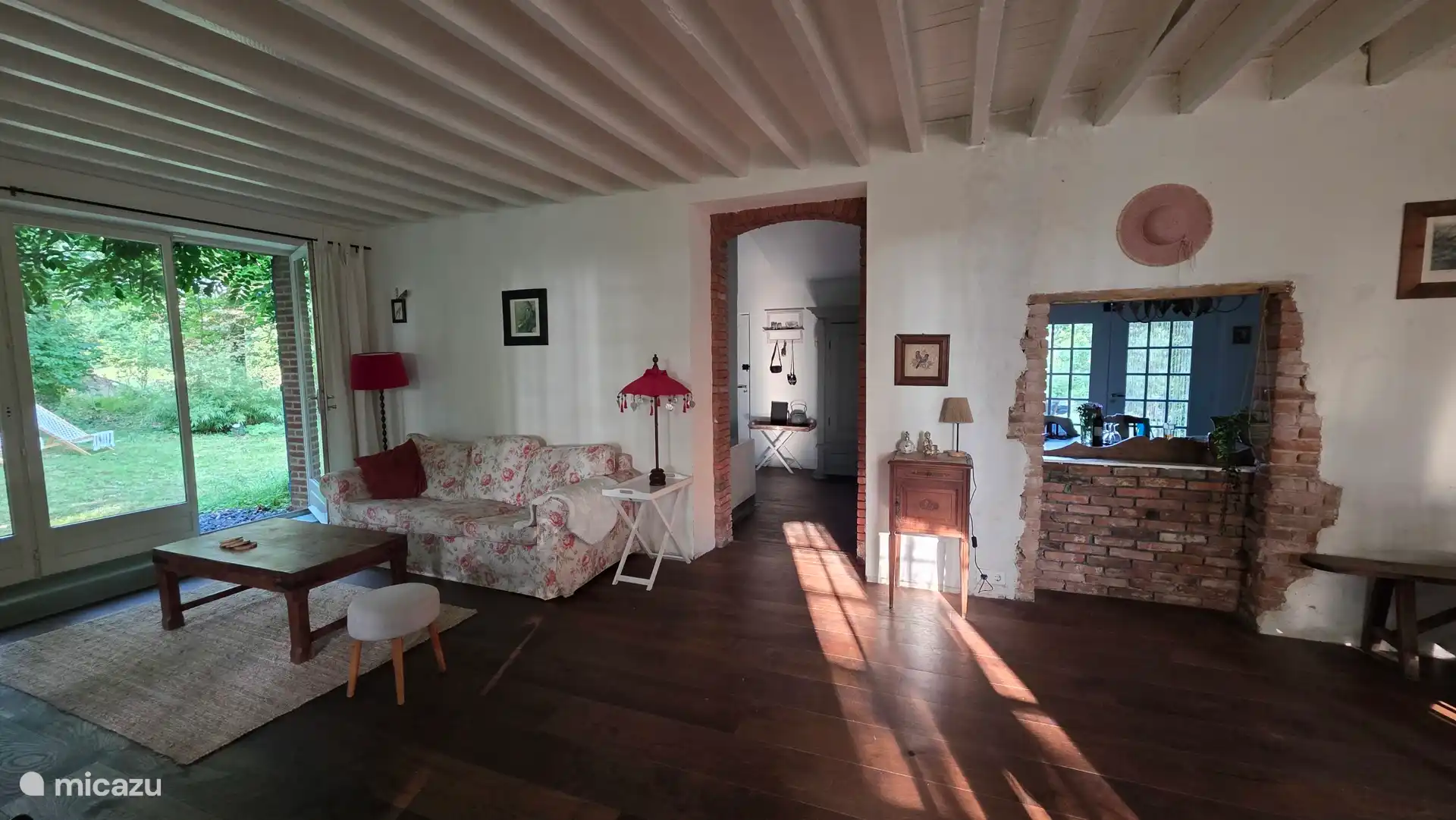 De ruime gezellige woonkamer 