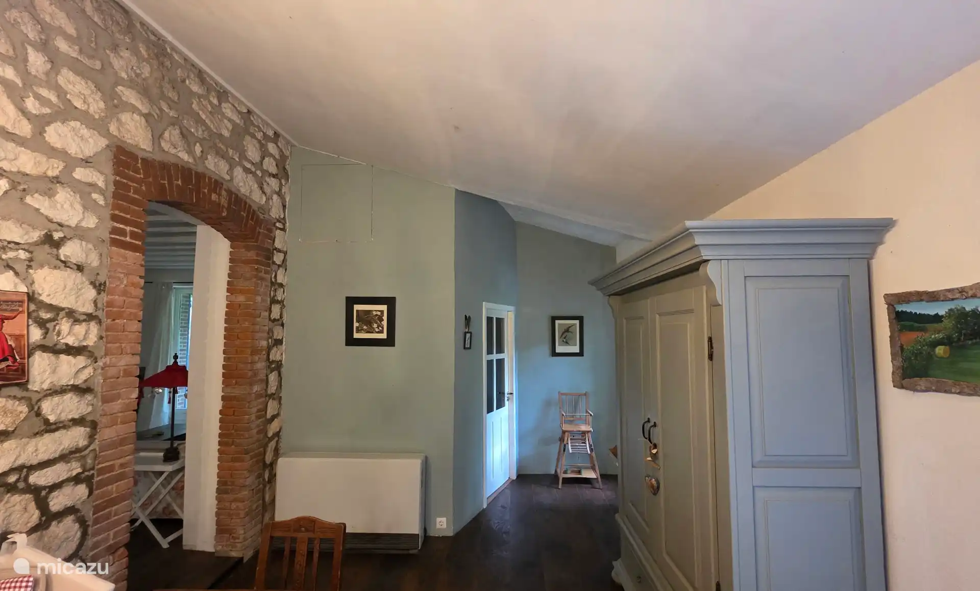 De ruime woonkeuken met bijkeuken.
