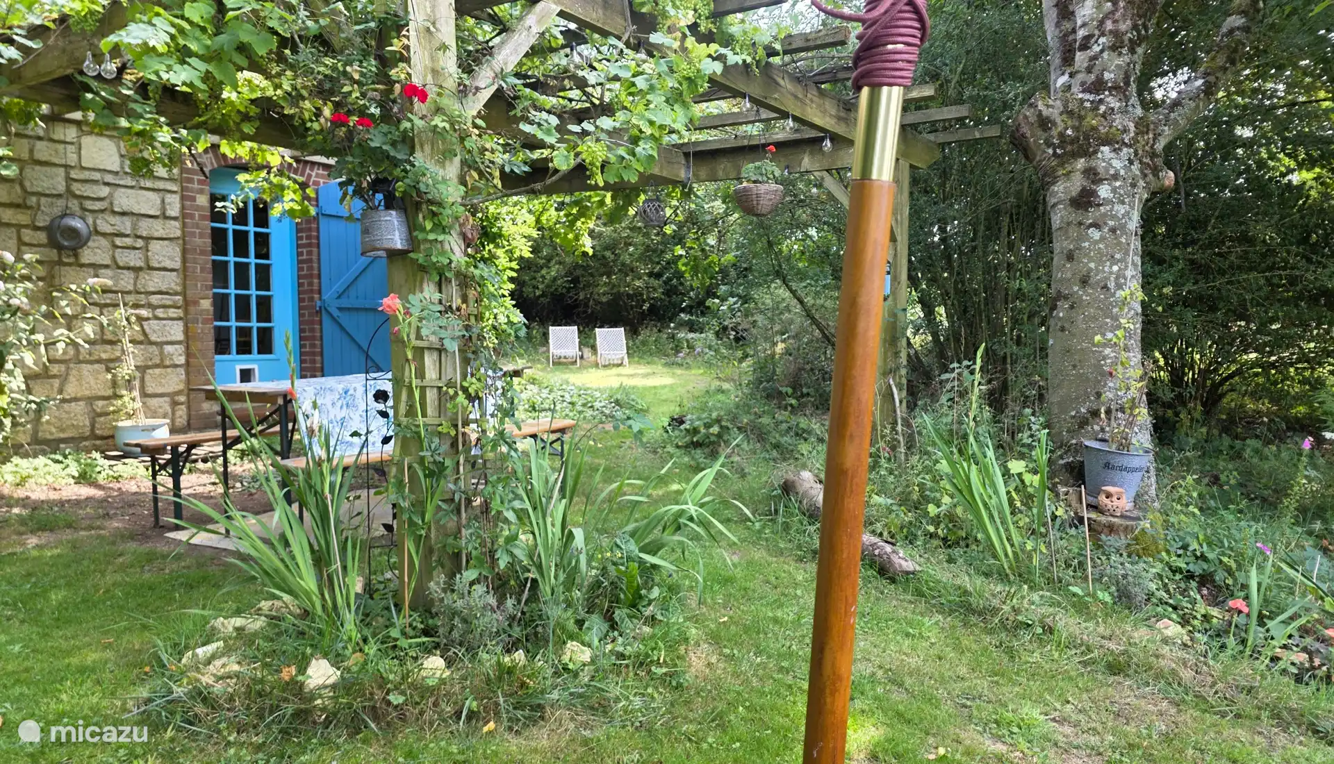 Volop fijne zitjes in schaduw en zon, voor diner en ontspanning 