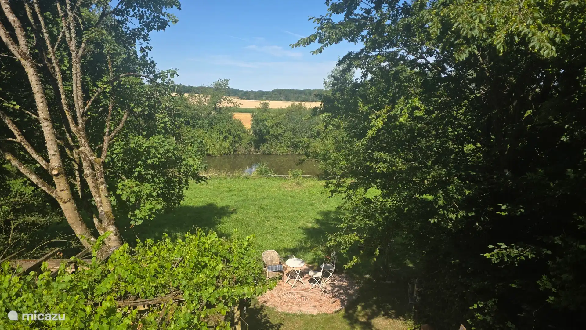 Het terras, het meer, het prachtige uitzicht