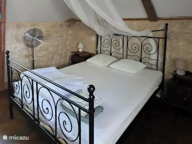 Location de Vacances France, Aisne, Aubenton, maison de vacances - La Bohème La chambre principale avec un joli matelas pour 2 personnes, une baignoire et un lit bébé en option.