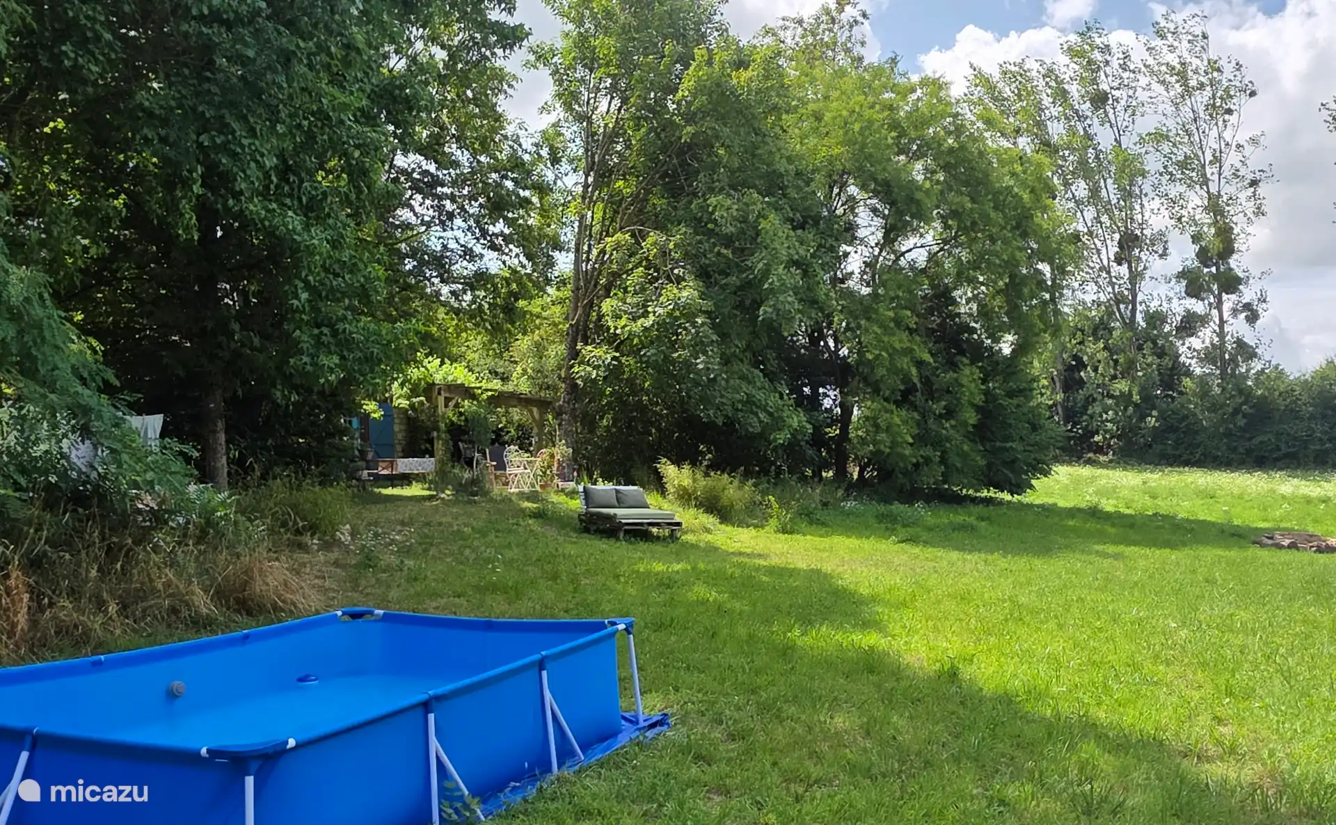 zwembad (2 bij 3 meter) met filter en pompsysteem.