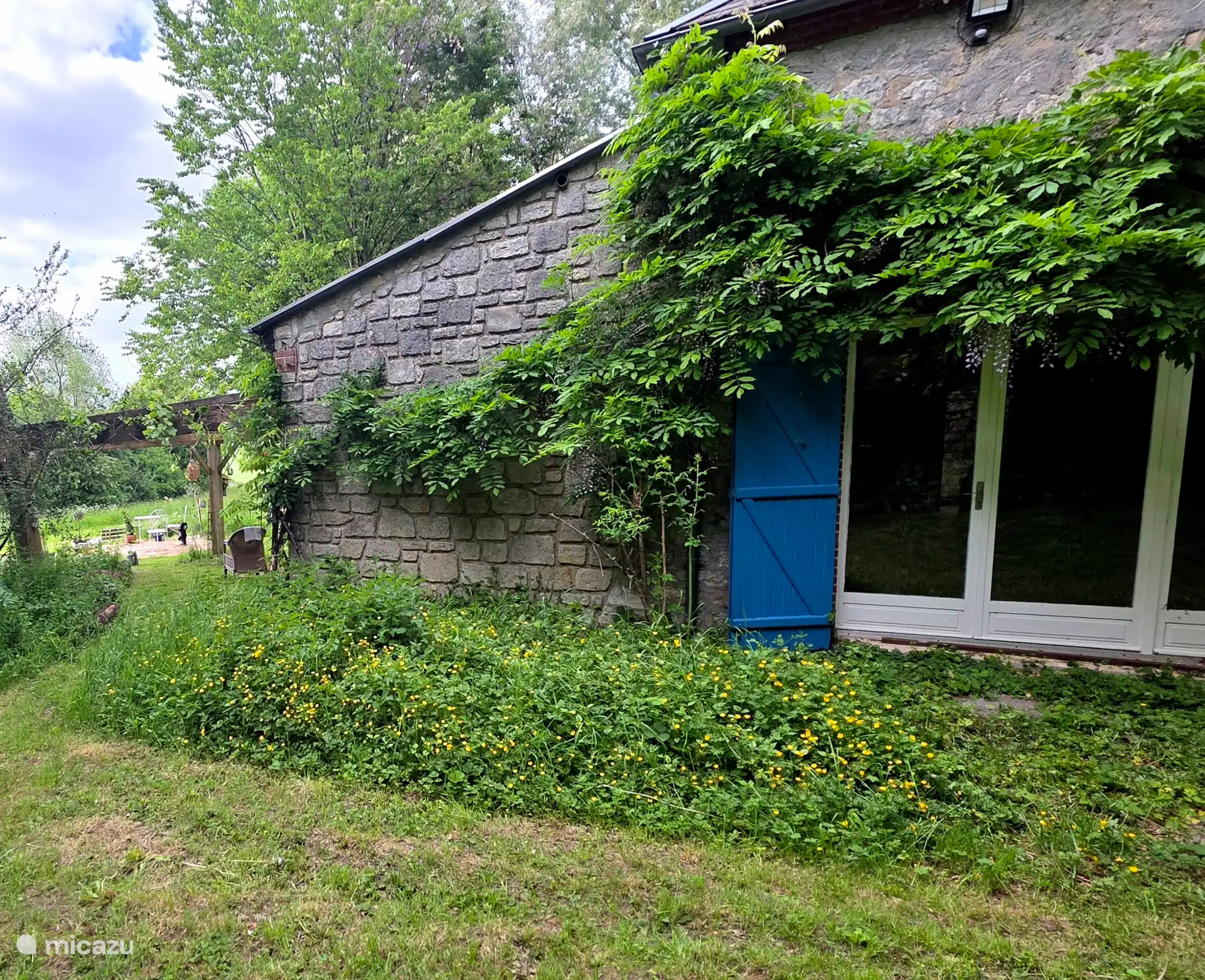 De zijkant van het huis
