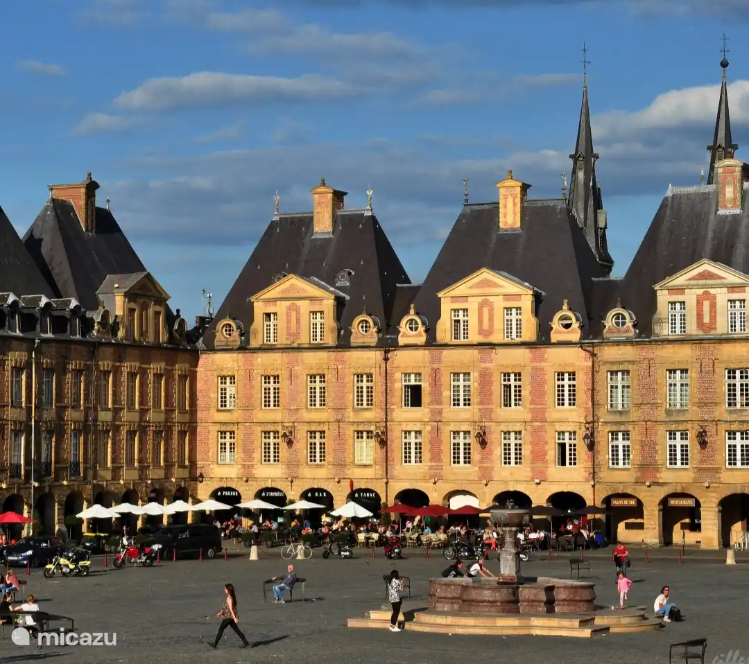 Het prachtige plein van Charleville Mezieres (45 min rijden) volop gezellige terrasjes/ restaurants 