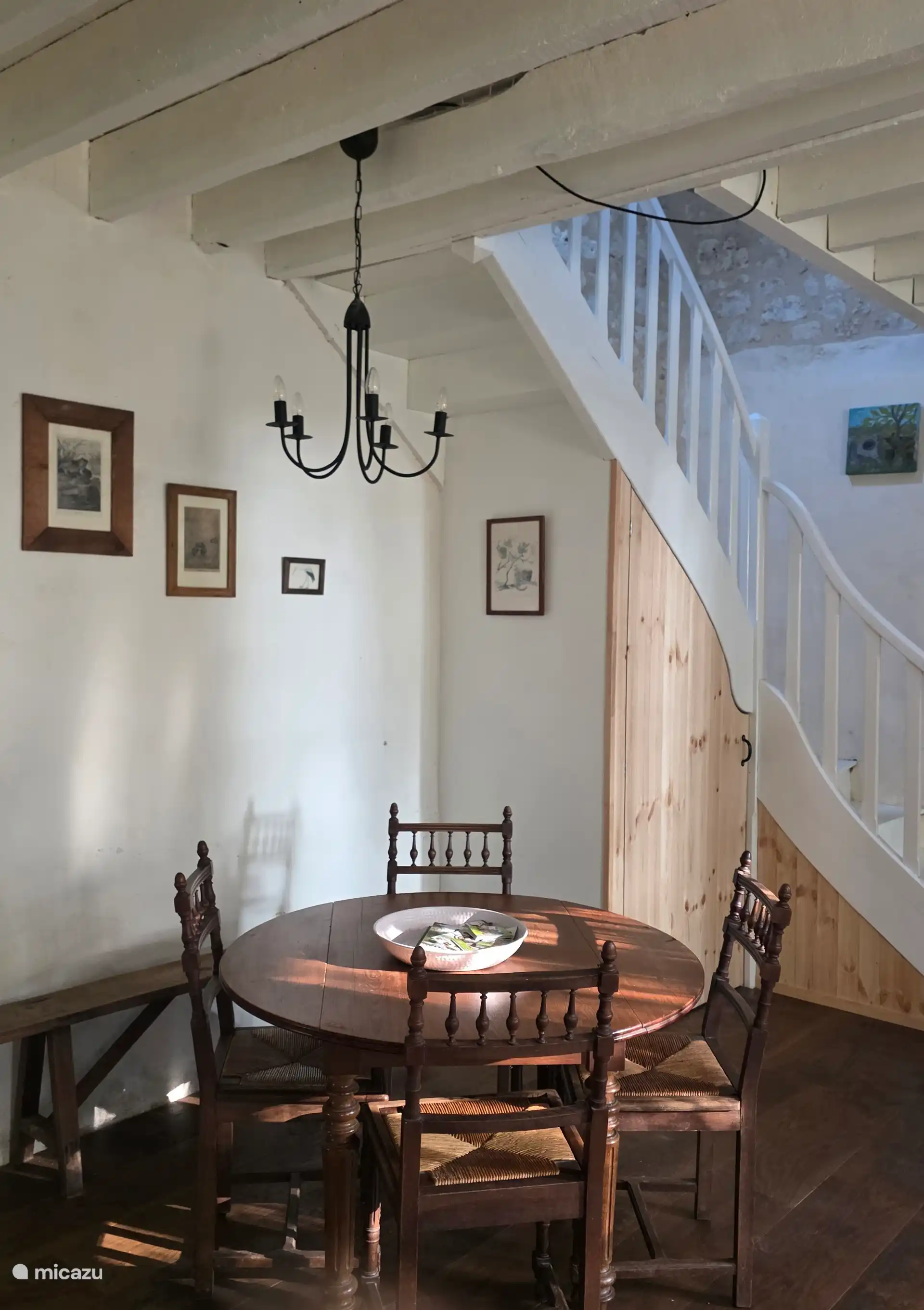 Gezellige tafel voor spelletjes in de woonkamer