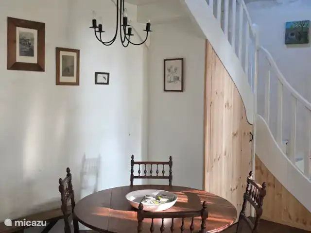 Location de Vacances France, Aisne, Aubenton, maison de vacances - La Bohème Table douillette pour les jeux dans le salon