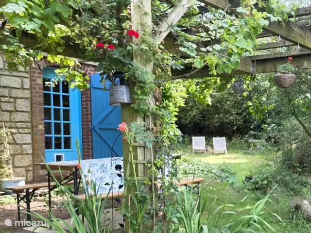 Location de Vacances France, Aisne, Aubenton, maison de vacances - La Bohème Vous pouvez profiter du jardin attrayant, il y a plusieurs coins salon dans de beaux endroits, à l’ombre ou au soleil.