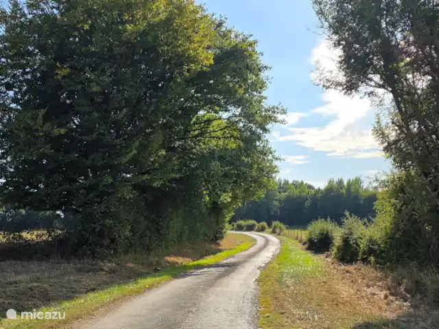 vakantiehuis huren in Frankrijk, Aisne, Aubenton – La Boheme Heerlijk wandelen, het weggetje vanaf het terrein