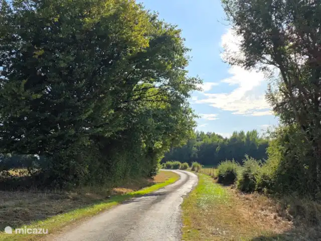 Location de Vacances France, Aisne, Aubenton, maison de vacances - La Bohème Belle marche, la route du site, ici vous montez plus haut la colline avec de belles vues.