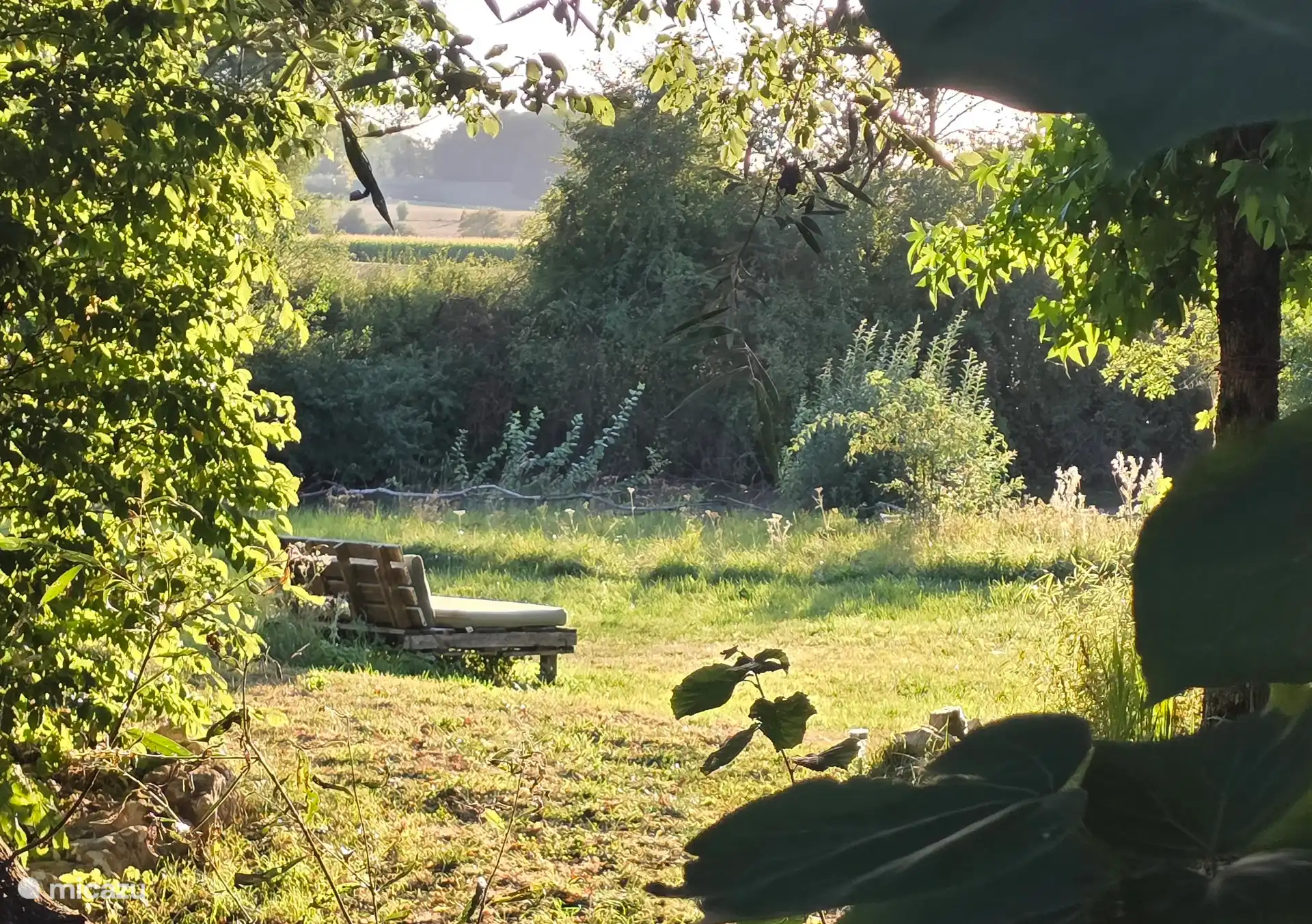 Een fijne loungebank in het veld, met zalig uitzicht.