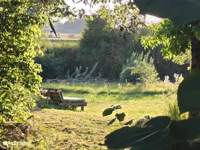 Location de Vacances France, Aisne, Aubenton, maison de vacances - La Bohème Un joli canapé de salon dans le champ, avec une vue magnifique.
