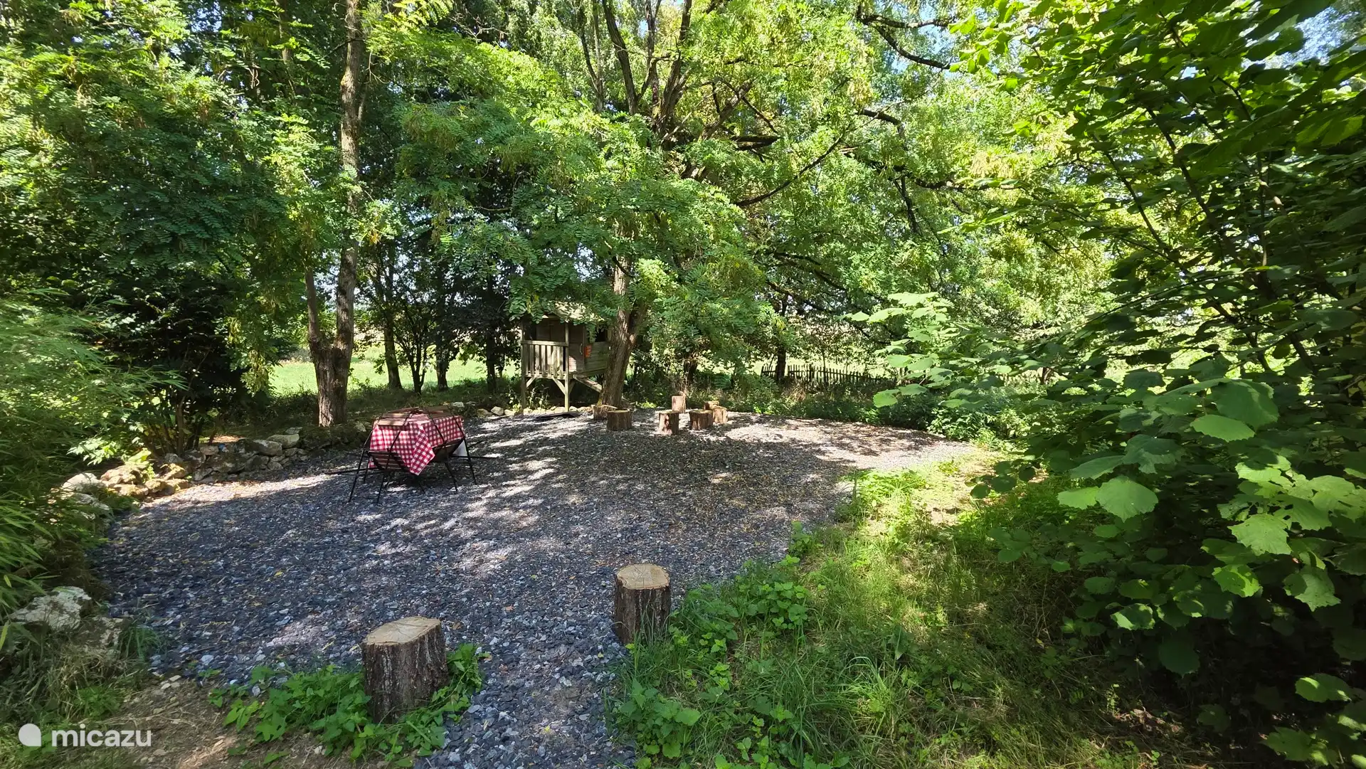 Ruime natuurspeelplaats met terras voor de ouders.