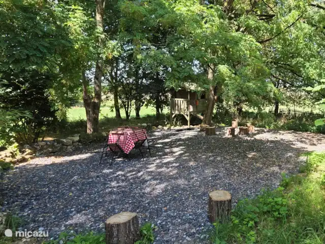 Location de Vacances France, Aisne, Aubenton, maison de vacances - La Bohème Aire de jeux naturelle spacieuse avec terrasse pour les parents.