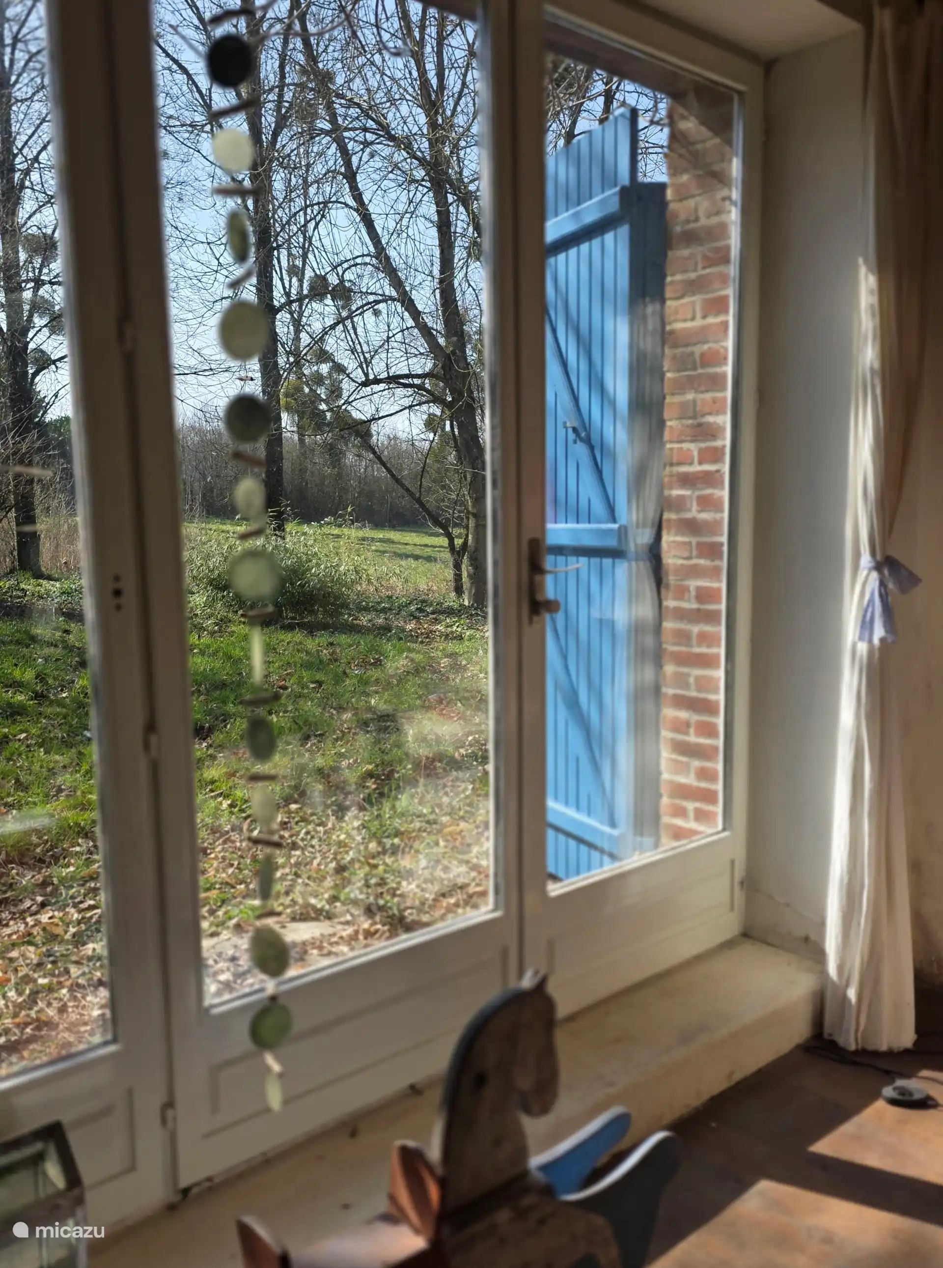 uitzicht vanuit de kamer over t land waar je soms een hertje zult zien, vele vogeltjes of een eekhoorn.