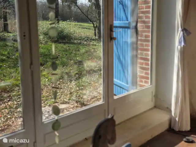 Location de Vacances France, Aisne, Aubenton, maison de vacances - La Bohème uitzicht vanuit de kamer over t land waar je soms een hertje zult zien, vele vogeltjes of een eekhoorn.
