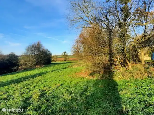vakantiehuis huren in Frankrijk, Aisne, Aubenton – La Boheme Het terrein met links het meertje