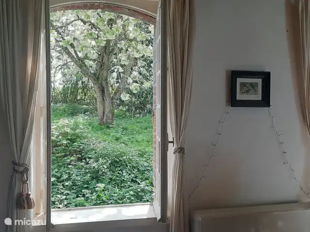 vakantiehuis huren in Frankrijk, Aisne, Aubenton – La Boheme de kersenboom in bloei in de voortuin