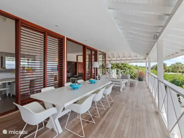 Villa Vue Océan 06, BocaGentil | Curaçao, Banda Ariba (est), Jan Thiel - appartement Table à manger et salon sur la terrasse