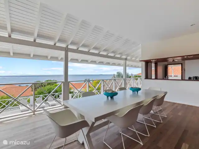 Villa Vue Océan 06, BocaGentil | Curaçao, Banda Ariba (est), Jan Thiel - appartement Table à manger donnant sur la terrasse couverte