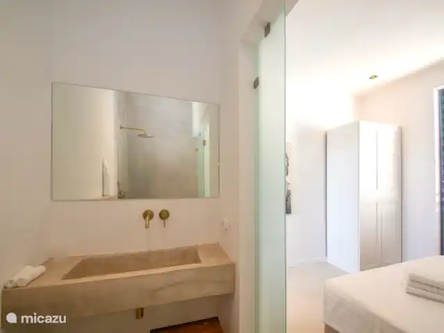 Brisa del Agua (25m2) | Curaçao, Banda Ariba (est), Jan Thiel - appartement Salle de bain et chambre transparente