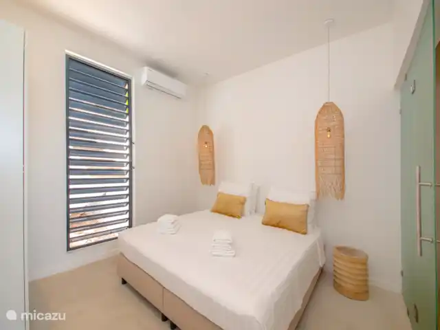 Brisa del Agua (25m2) | Curaçao, Banda Ariba (est), Jan Thiel - appartement Chambre avec salle de bain attenante. Climatisation et lits à sommier tapissier de luxe