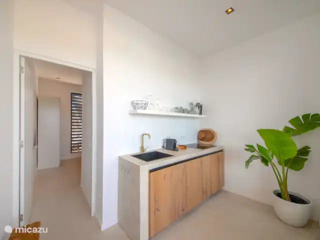 Brisa del Agua (25m2) | Curaçao, Banda Ariba (est), Jan Thiel - appartement Cuisine ouverte avec Nespresso et plaque de cuisson