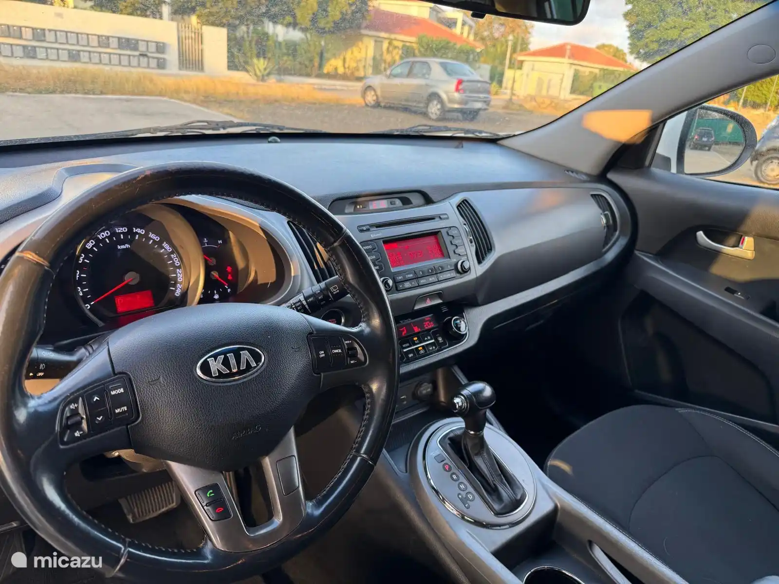 Eine Nahaufnahme des Innenraums unseres Leihwagens - eines weißen Kia Sportage (Automatik)