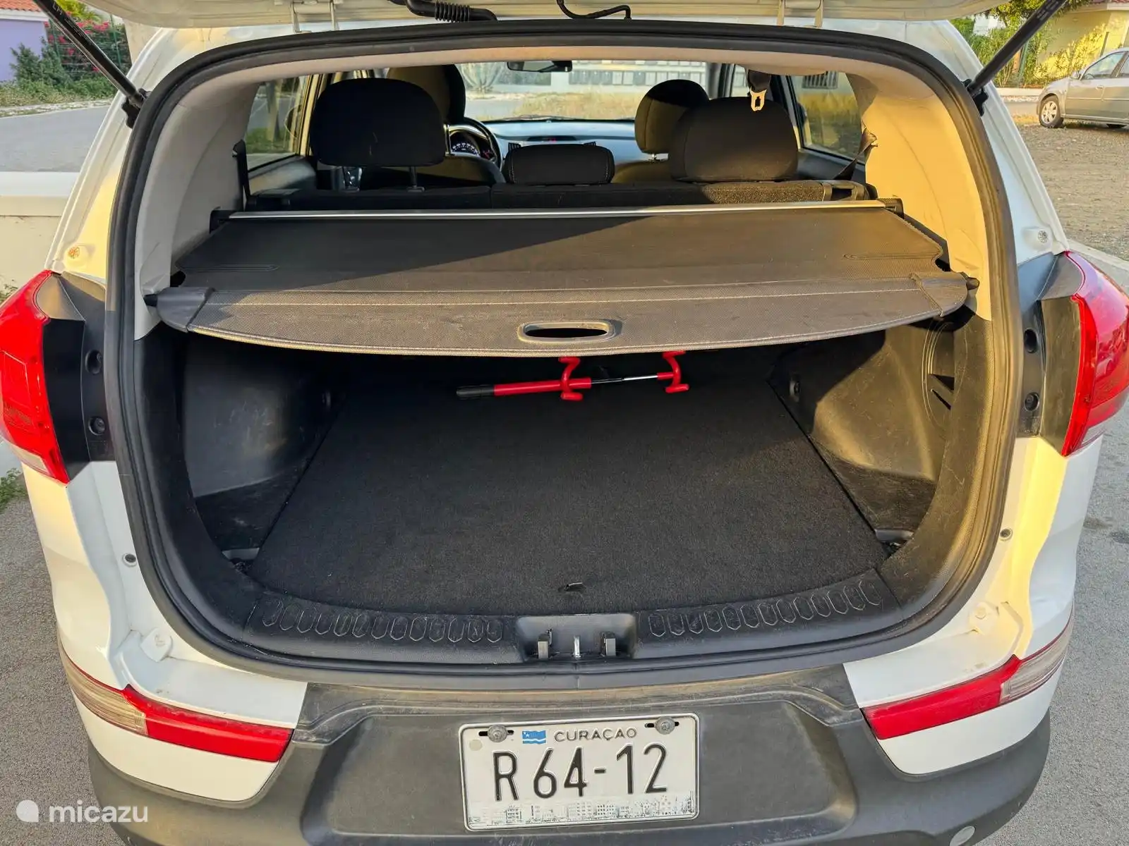 Der geräumige Kofferraum unseres Leihautos - ein weißer Kia Sportage. Ideal zum Aufbewahren von (Strand-)Gegenständen oder Einkaufstaschen. 