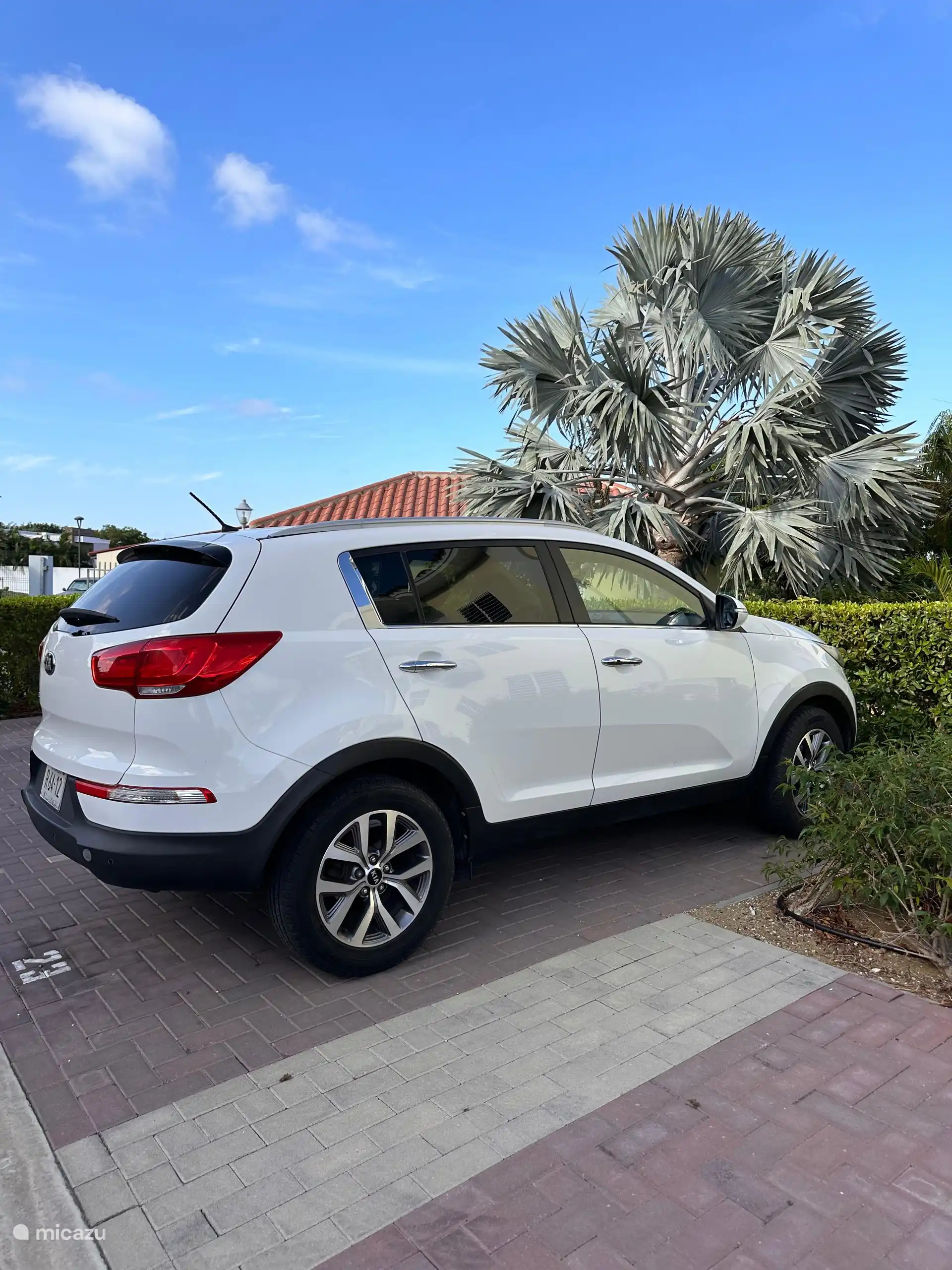 Unser Leihauto - ein weißer Kia Sportage Automatik.