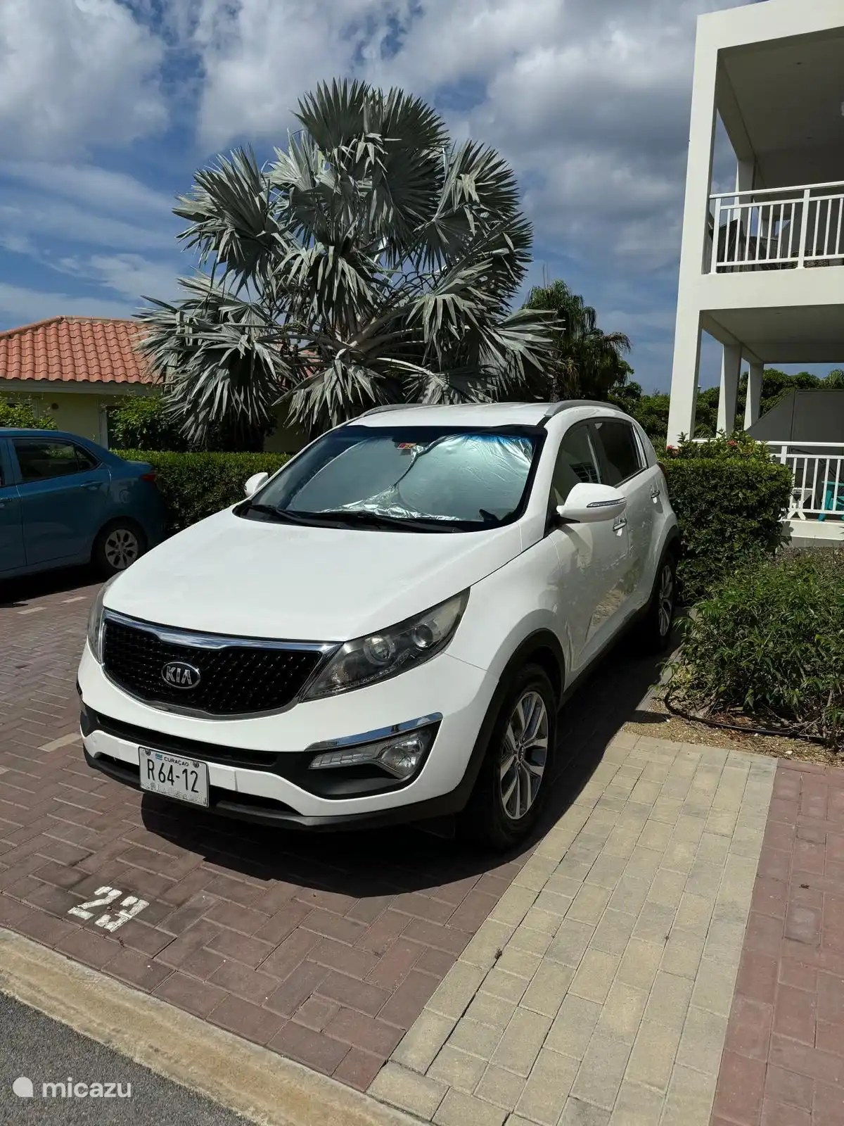 Unser Leihauto - ein weißer Kia Sportage Automatik.